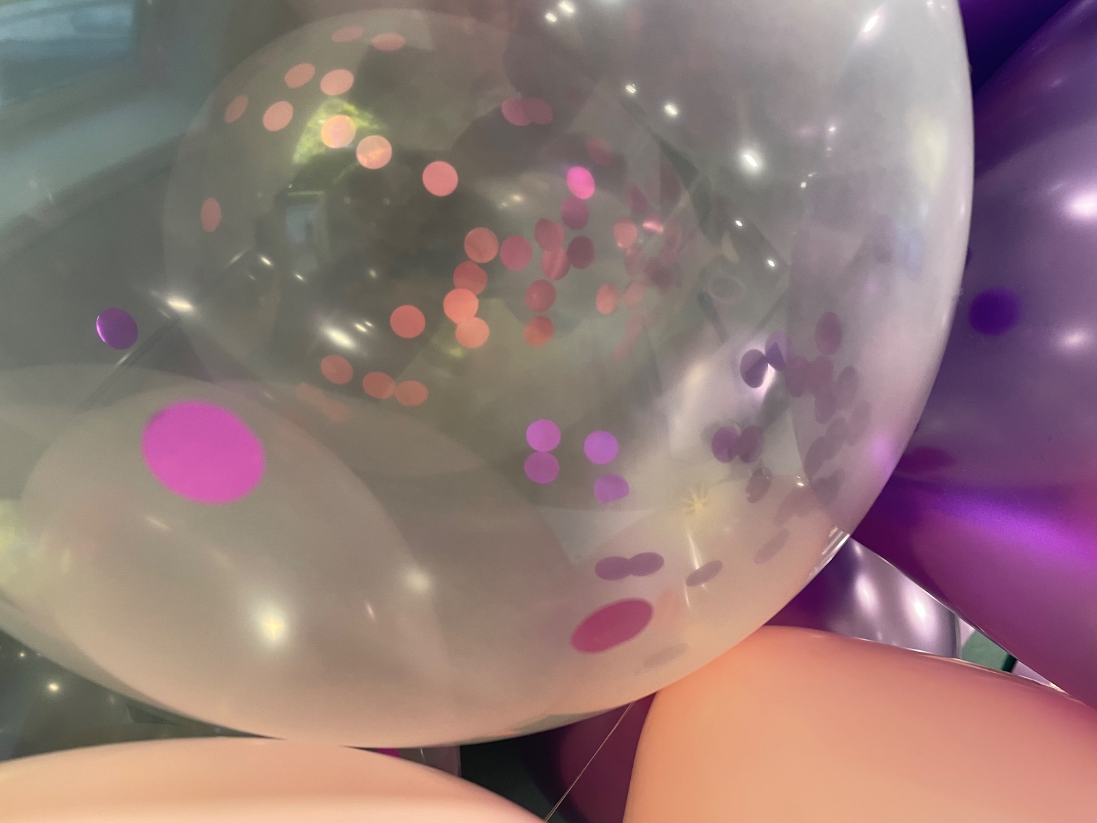 Globos con confeti en transparente, rosa y morado